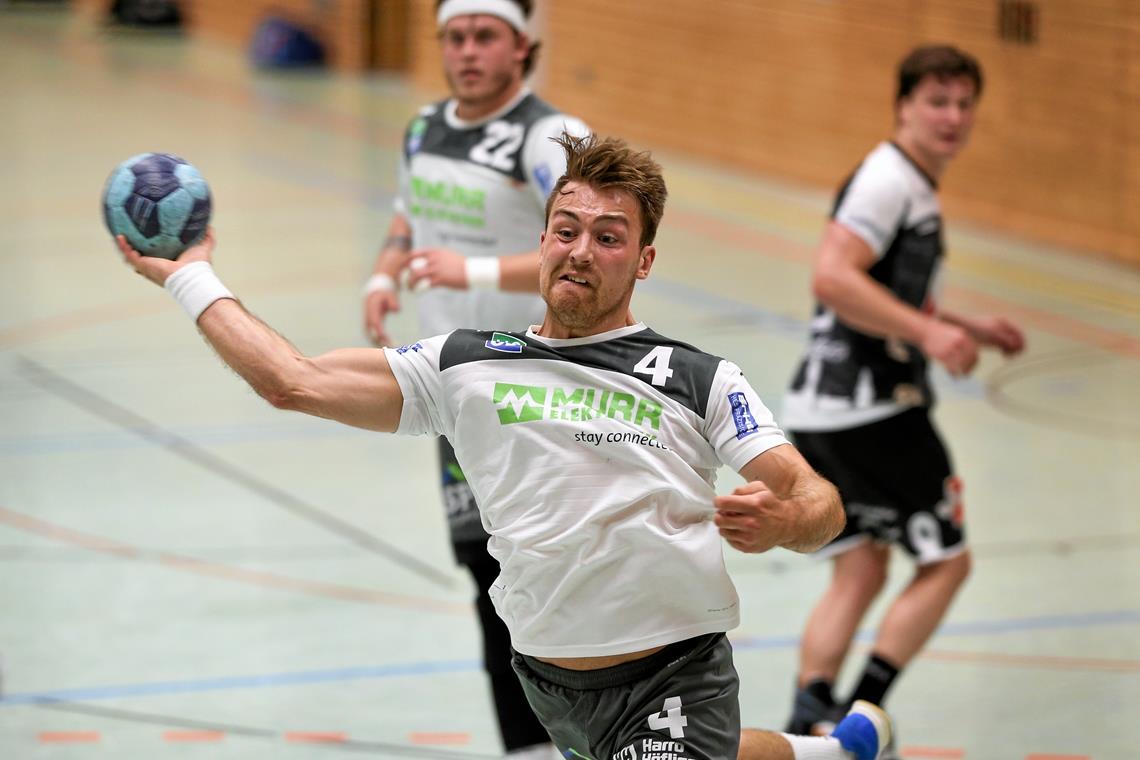 HCOB nimmt positive Emotionen mit Tobias Gehrke (beim Wurf) hat nach fast einem Jahr Pause sein Comeback gefeiert. Foto: A. Becher