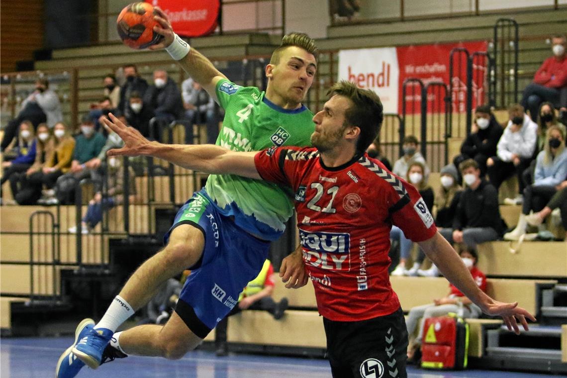 In entscheidender Phase die Ruhe behalten Tobias Gehrke (links) und der HCOB hatten beim einstigen Bundesligisten lange Zeit mächtig zu kämpfen. Am Ende reichte es dem favorisierten HC Oppenweiler/Backnang beim Kellerkind VfL Günzburg trotzdem noch zu einem recht klaren und wichtigen Erfolg. Foto: A. Hornauer