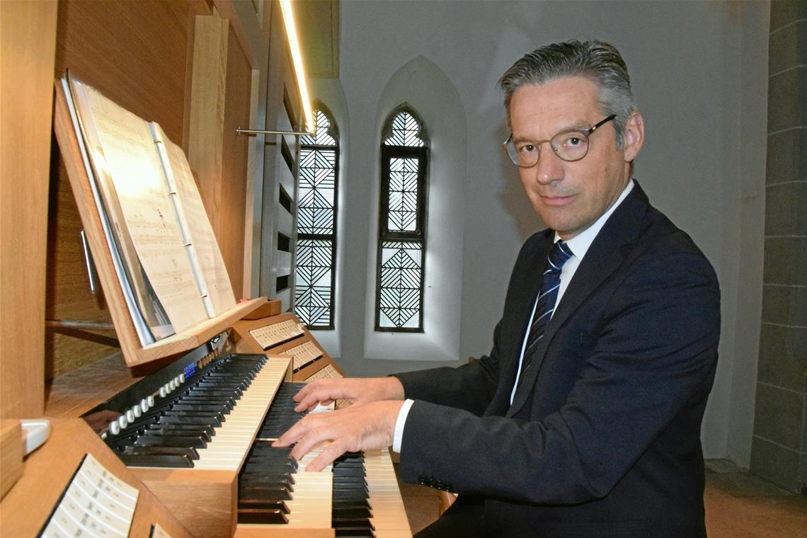 Meditative Melodik, monumentale Modulation Tobias Horn hat als Organist beeindruckt. Der Kirchenmusikdirektor hat auch familiäre Beziehungen nach Murrhardt. Foto: Elisabeth Klaper