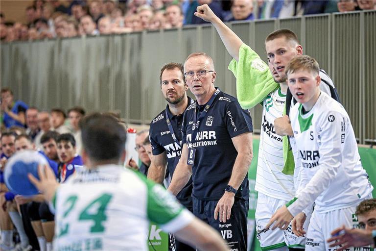 Tobias Klisch (links) und Volker Blumenschein haben beim HC Oppenweiler/Backnang seit gut vier Wochen das Sagen an der Seitenlinie. Das neue Trainerduo attestiert dem Team schon einige Fortschritte, aus drei Spielen sprang aber noch kein Punkt heraus. Foto: Alexander Becher