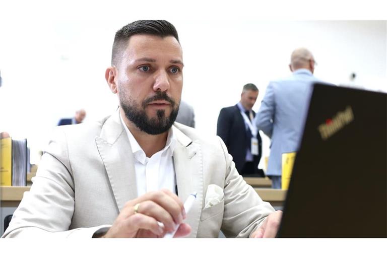 Tobias Rausch (AfD) nimmt teil an der konstituierenden Sitzung des Landtags von Sachsen-Anhalt.