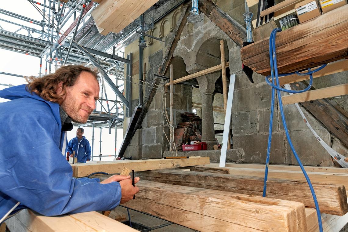 Bei der Arbeit gibt’s Orgelmusik gratis Tobias Rosenstengel (links) erläutert gut gelaunt, was für ihn und seine Kollegen bei der Sanierung alles ansteht. Das sechsköpfige Team der Firma Jako Baudenkmalpflege hat bereits rund ein Drittel der Dach- und Dachstuhlsanierung geschafft. Die Zimmerer sind auf die Arbeit in und an historischen Gebäuden spezialisiert. Fotos: J. Fiedler
