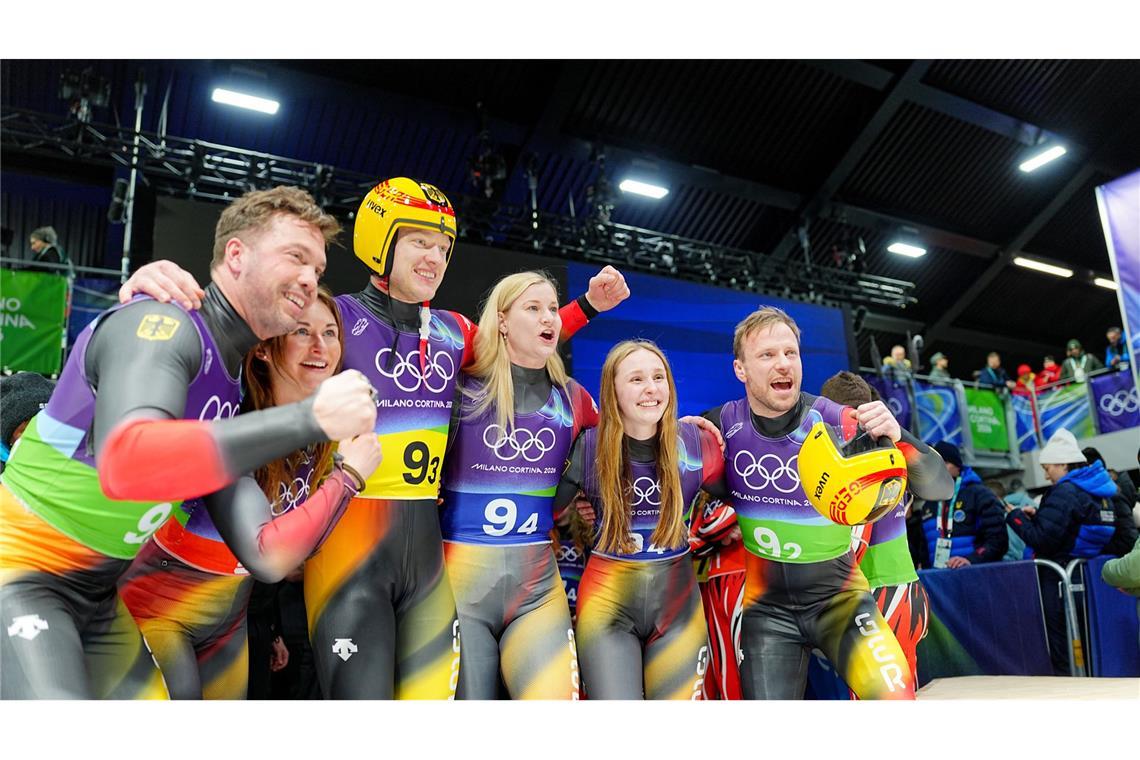 Tobias Wendl (l-r), Julia Taubitz, Max Langenhan, Dajana Eitberger, Magdalena Matschina und Tobias Arlt jubeln im Ziel über ihren Sieg.