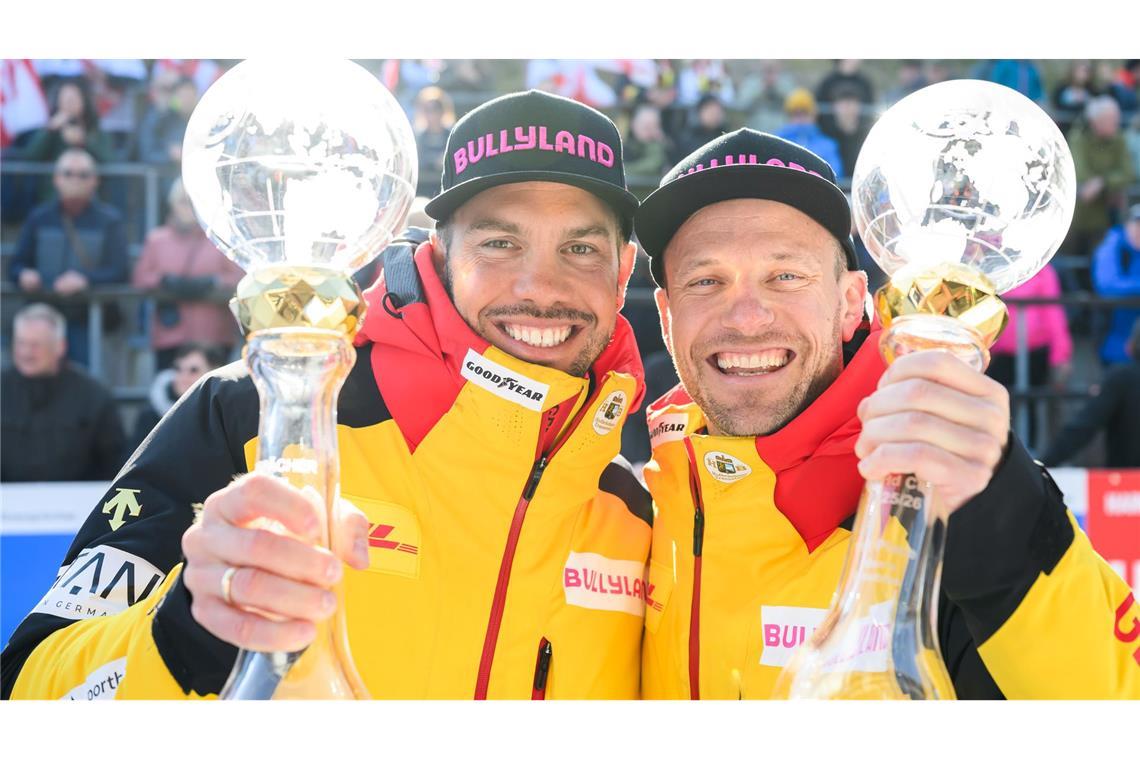 Tobias Wendl (l) und Tobias Arlt jubeln in Altenberg mit ihren Kristallkugeln für den Gesamt-Weltcupsieg im Doppelsitzer.