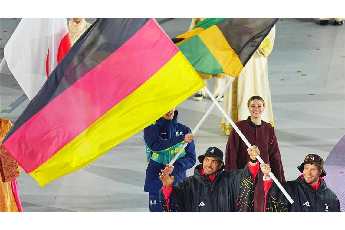 Tobias Wendl (l) und Tobias Arlt tragen die deutsche Fahne.