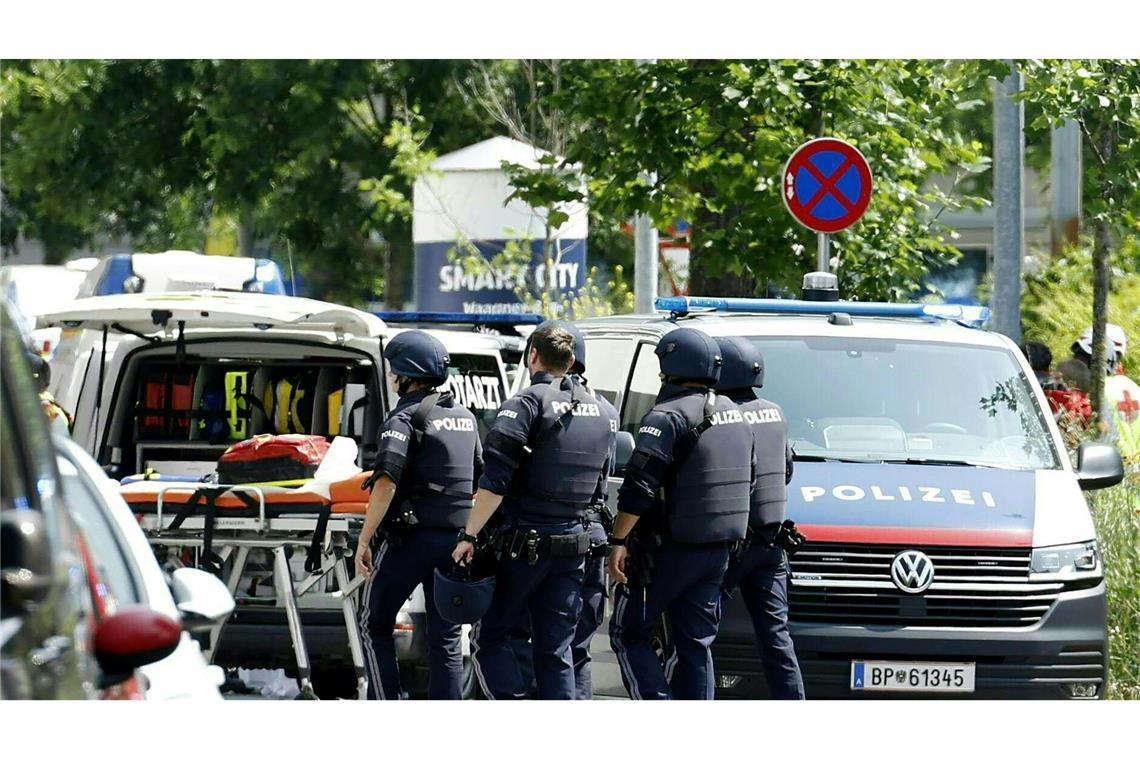 Bilder des Tages Todesopfer bei Amoklauf in Österreich: Einsatzkräfte der Polizei bei einem Großeinsatz in einer Grazer Schule.