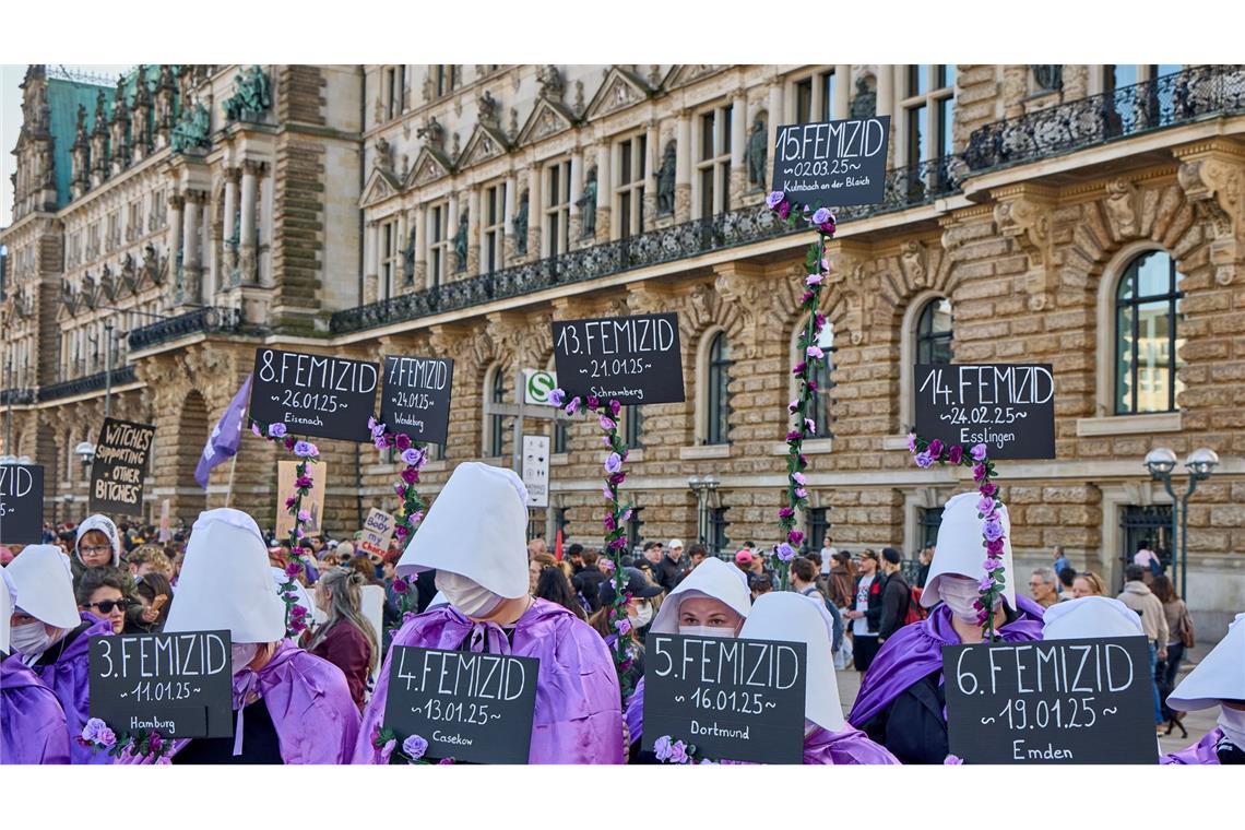 Gewalttätige Ex-Partner: Mehrheit für Fußfessel Tödliche Gewalt gegen Frauen durch Partner und Ex-Partner sollte nach Auffassung von Feministinnen nicht als "Beziehungstag" bezeichnet werden, sondern als Femizid. (Archivbild)
