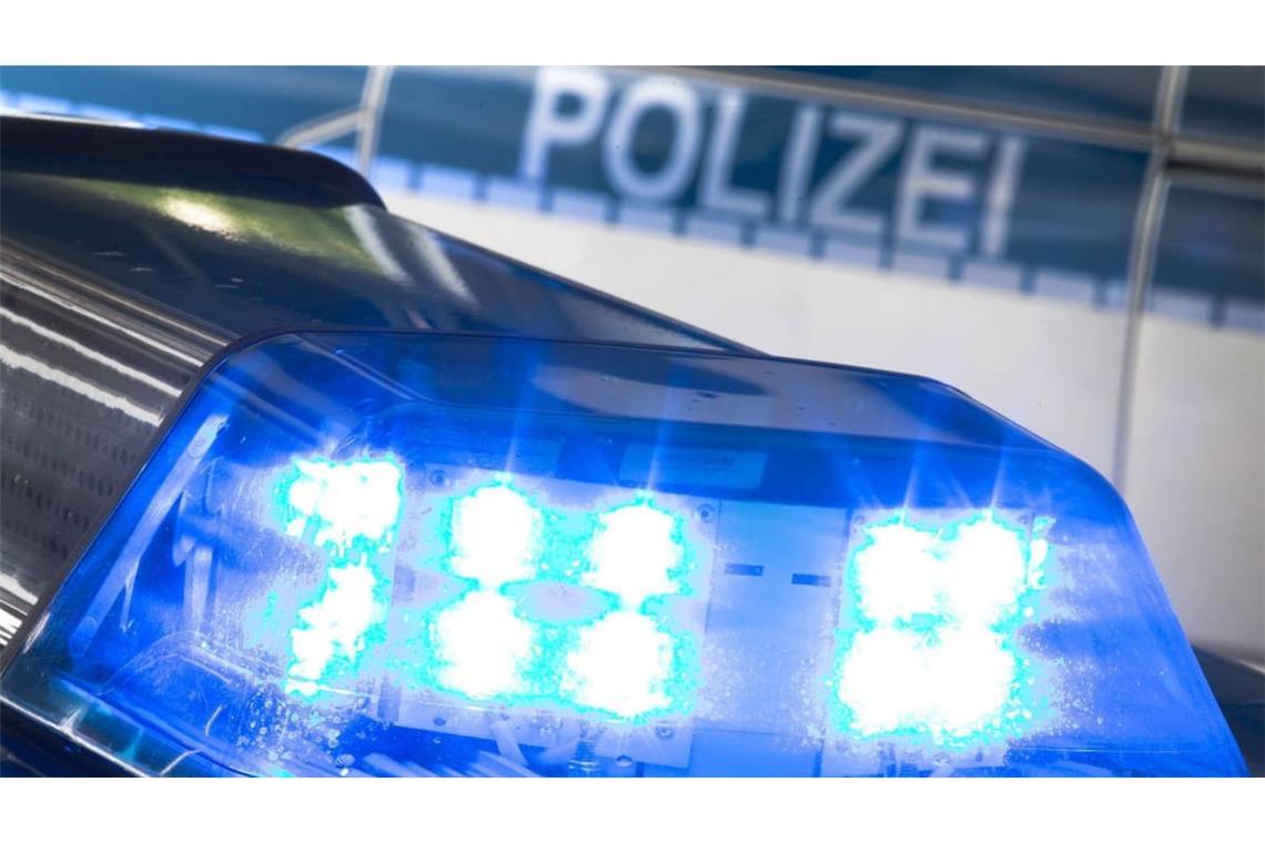 Tödlicher Unfall A10: Ein Blaulicht leuchtet auf dem Dach eines Polizeiwagens. (zu dpa: «Lkw stürzt auf Autobahn um – Fahrer stirbt»)