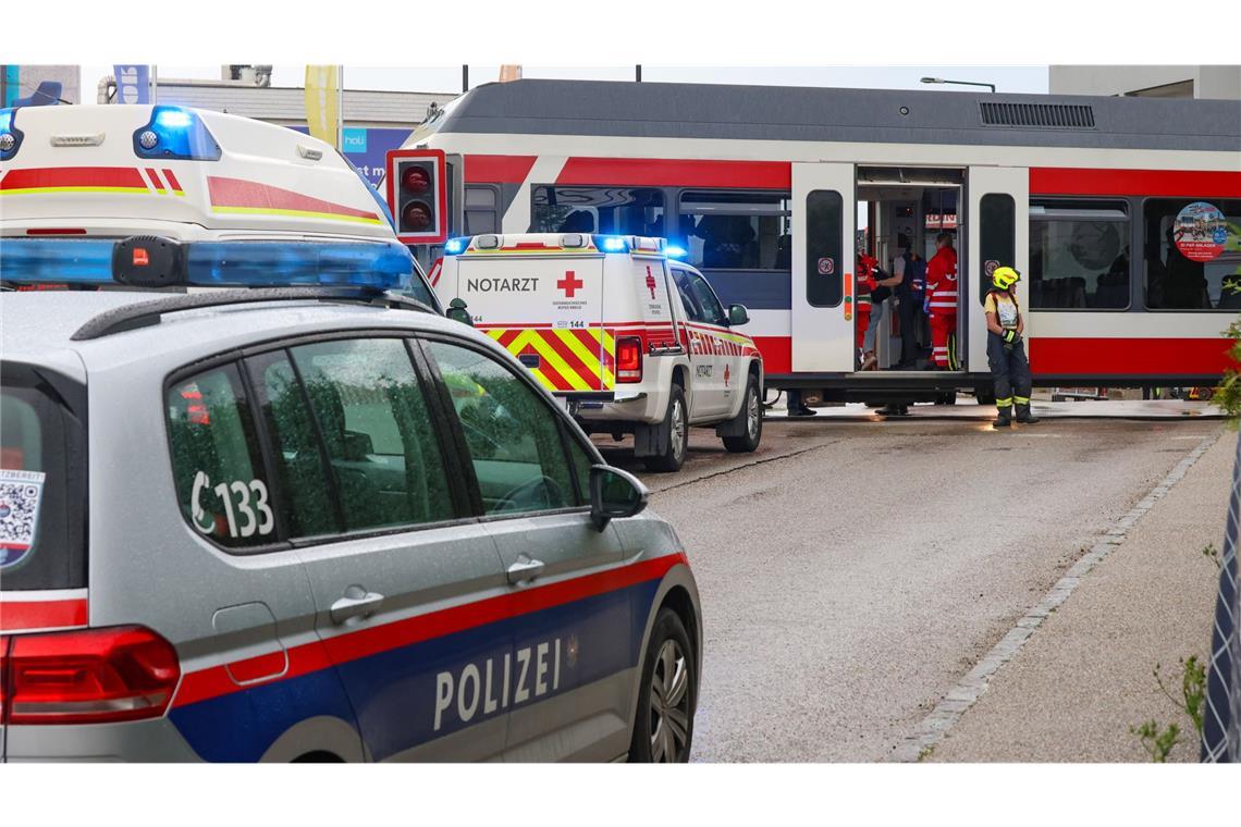 Junge wird vor den Augen seiner Familie von Zug erfasst und stirbt Tödliches Zugunglück in Österreich