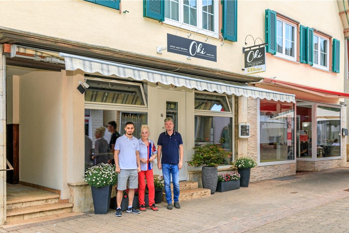 Generationengeschichten der Innenstadt Tolger, Karin und Oliver Möck (von links) vor ihrem Haus in der Hauptstraße 27. Im Frühjahr sind als neue Mieter die Betreiber eines Sushirestaurants eingezogen. Die vierte Generation – Tolger und Dennis Möck – lebt im Haus. Foto: Stefan Bossow