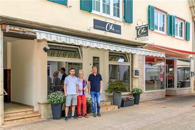 Tolger, Karin und Oliver Möck (von links) vor ihrem Haus in der Hauptstraße 27. Im Frühjahr sind als neue Mieter die Betreiber eines Sushirestaurants eingezogen. Die vierte Generation – Tolger und Dennis Möck – lebt im Haus. Foto: Stefan Bossow