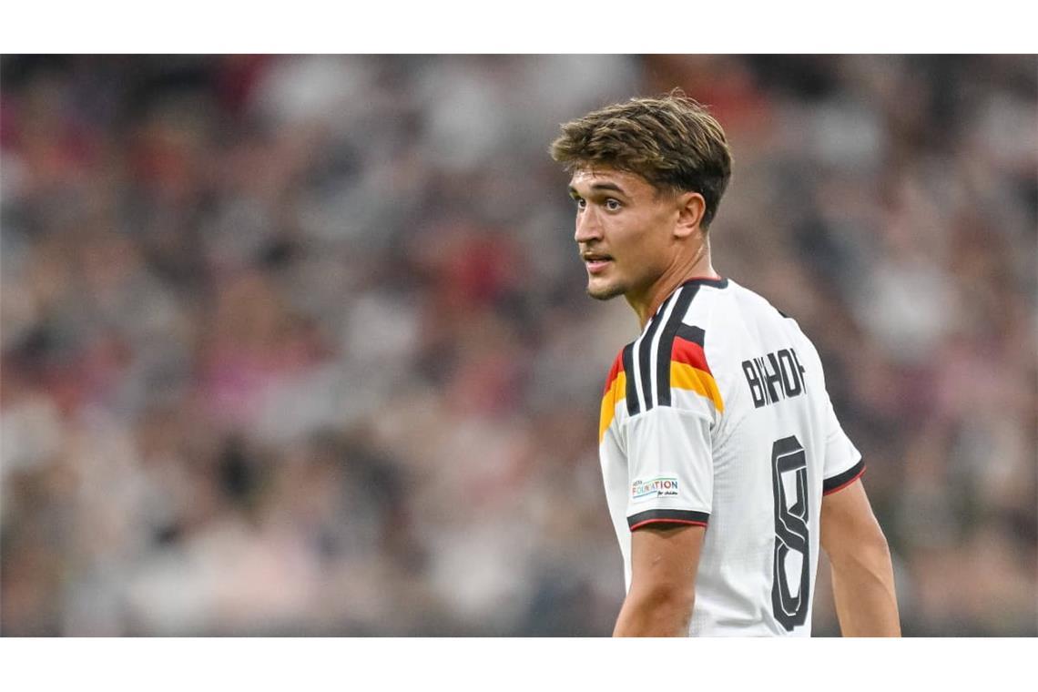 Tom Bischof (Note 2): Der Profi des FC Bayern gab den Achter unter Jürgen Klopp. Der Bundestrainer hatte Bischof bei seiner Nominierungspressekonferenz fast schon überschwänglich gelobt, unter anderem aufgrund seiner Schussstärke. Am Donnerstagabend nun zeigte der Münchner, warum. Sein Schuss in Minute 24 ging noch vorbei – in der 40. Minute dann stand Bischof richtig und staubte aus kurzer Distanz zum 1:0 ab. Wenig später mit einem krachenden Fernschuss, den der serbische Keeper nur mit Mühe entschärfen konnte. Bischof also, genau: war gut in Schuss. Und das auch als ballsichere Anspielstation mit Zug nach vorne im Mittelfeld und in den Zwischenräumen.