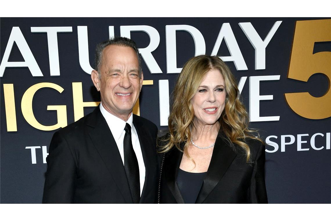 "SNL" feiert sich mit Stars und Trump-Seitenhieb Tom Hanks und seine Frau Rita Wilson auf dem roten Teppich der SNL-Jubiläumsshow.