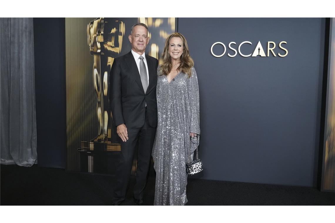 Angelina Jolie hat ihren Sohn dabei – und er sieht aus wie Brad Pitt Tom Hanks und seine Frau Rita Wilson hatten sich modisch abgestimmt – seine silberfarbene Krawatte passte zu ihrem weich fallenden Glitzerkleid.