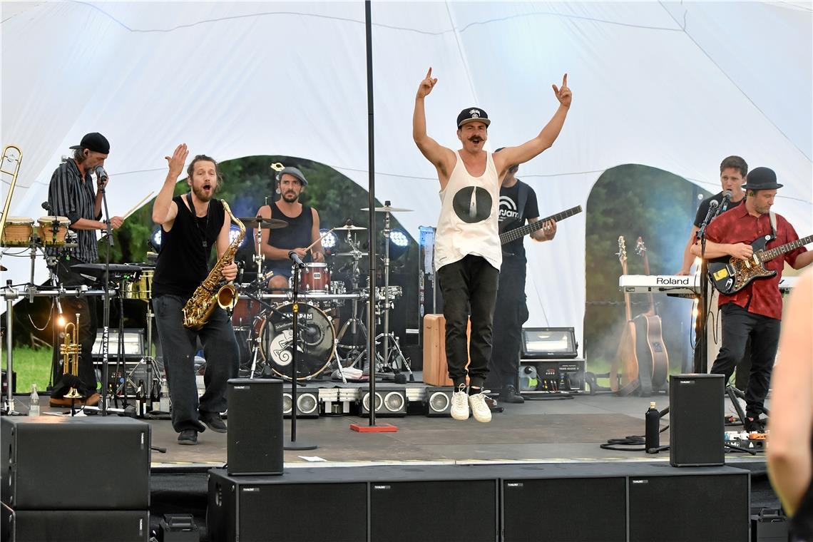 Tom Lugo, Sänger (weißes Shirt und Schnurrbart),  Murrhardter Sommerpalast Bergf...