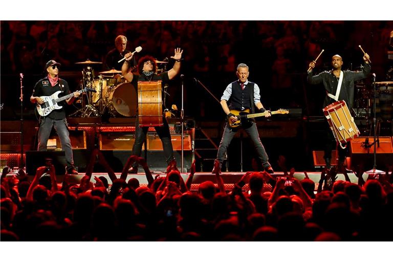 Tom Morello (l-r) Jake Clemons und Bruce Springsteen treten im Madison Square Garden auf.