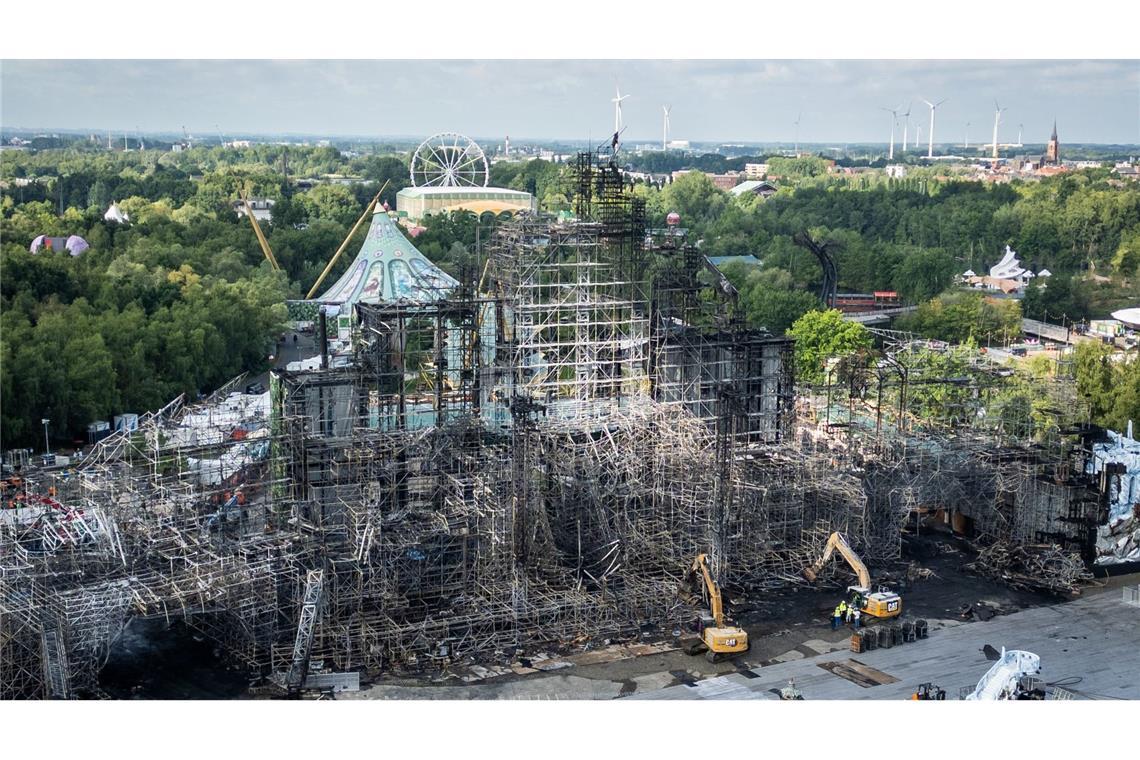 Tomorrowland-Hauptbühne ist komplett abgebrannt: Diese Drohnenaufnahme zeigt die Hauptbühne nach dem gestrigen Brand auf dem Festival-Gelände.