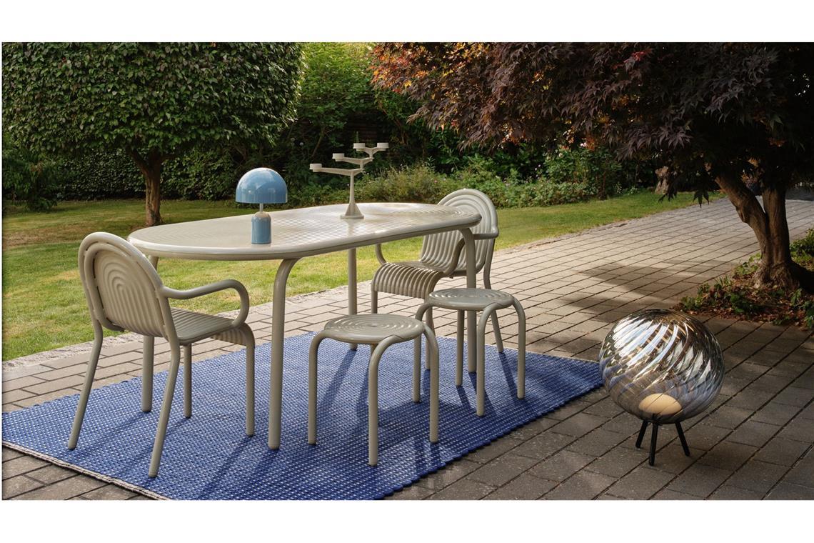 Ton-in-Ton-Streifen. Der Rillenlook von Tisch, Hocker und Sessel von Tom Dixons erster Outdoor-Kollektion passt zum Teppich, der aus 100 Prozent recyceltem Material besteht.