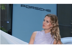 Toni Garrn verkauft im Stuttgarter Porsche-Store besondere Mode. Der Erlös geht an ihre Stiftung.