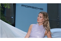 Toni Garrn verkauft im Stuttgarter Porsche-Store besondere Mode für einen guten Zweck.