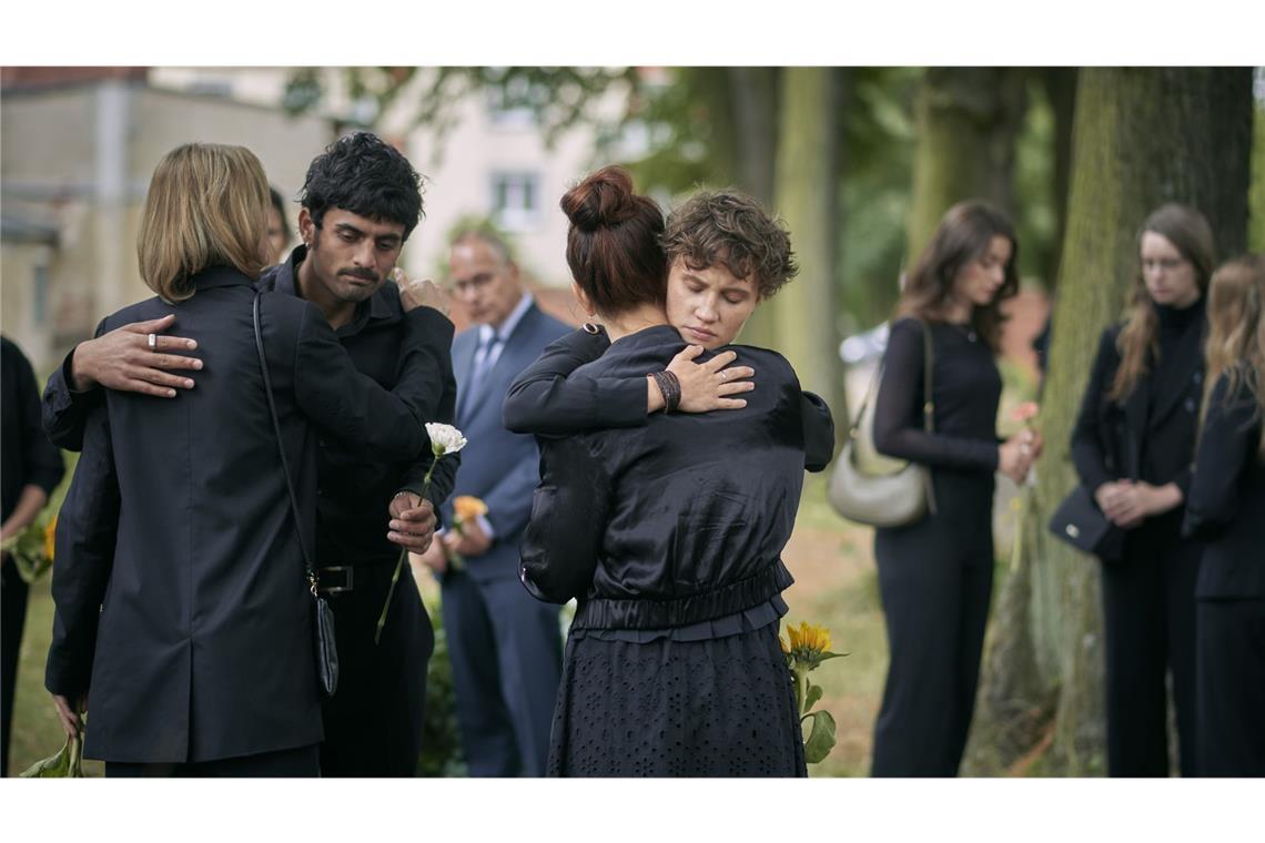 Toni (Ruben Sabel) und Lara Becker auf der Beerdigung.