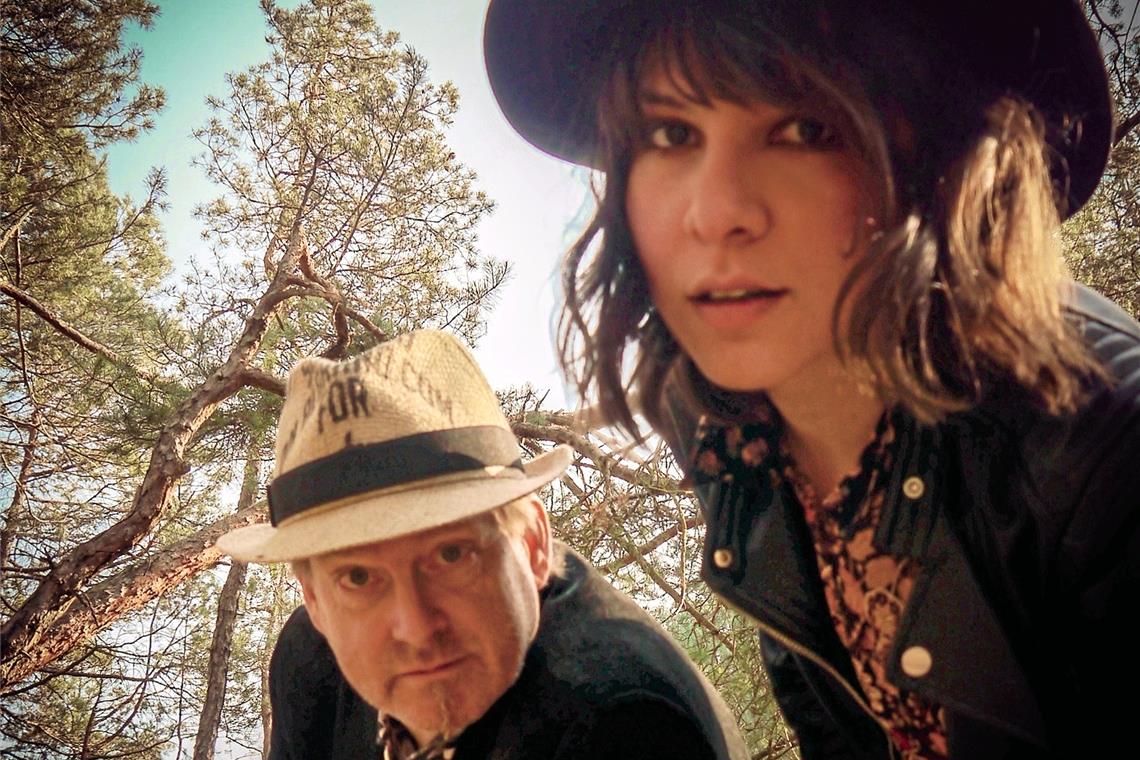 In der Musik zu Hause Tonia Danese und Uwe Lenz fühlen sich in der Natur wohl. Die Aufnahme ist im Murrhardter Wald entstanden. Foto: privat