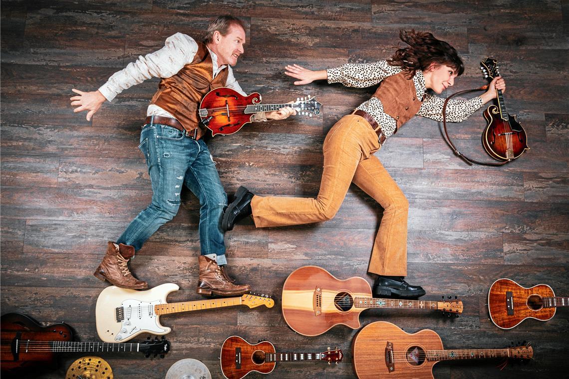 Zwischen Bühne und Tonspurpuzzelei Tonia Danese und Uwe Lenz sind musikalisch flott unterwegs und instrumental vielseitig beschlagen. Foto: Fotostudio Pelz Weinstadt