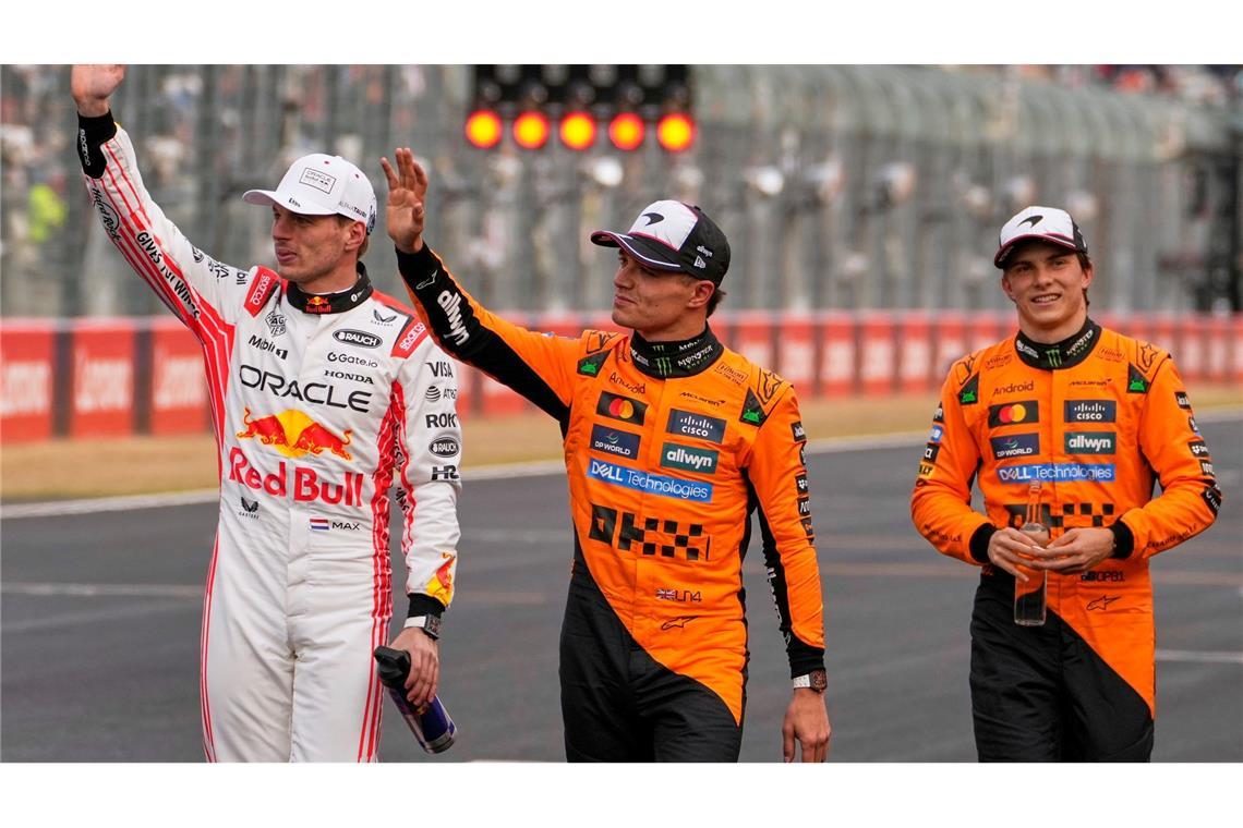 Verblüffender Verstappen beendet Pole-Durststrecke Top drei: Max Verstappen (l-r), Lando Norris und Oscar Piastri.