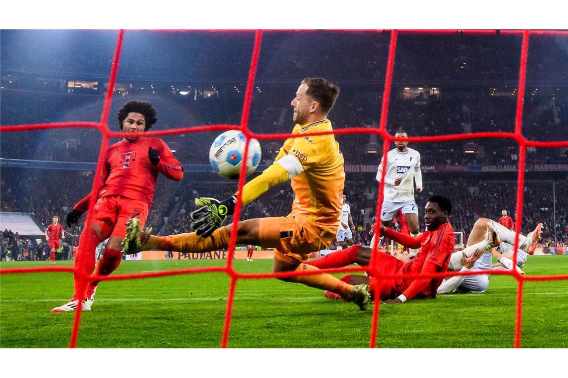 Bayern-Streitfall Sané: Der Mann mit den zwei Gesichtern Tor, Tor, Tor, Tor, Tor: Auch Serge Gnabry (l) trifft nach seiner Einwechslung gegen Hoffenheims Torwart Oliver Baumann.