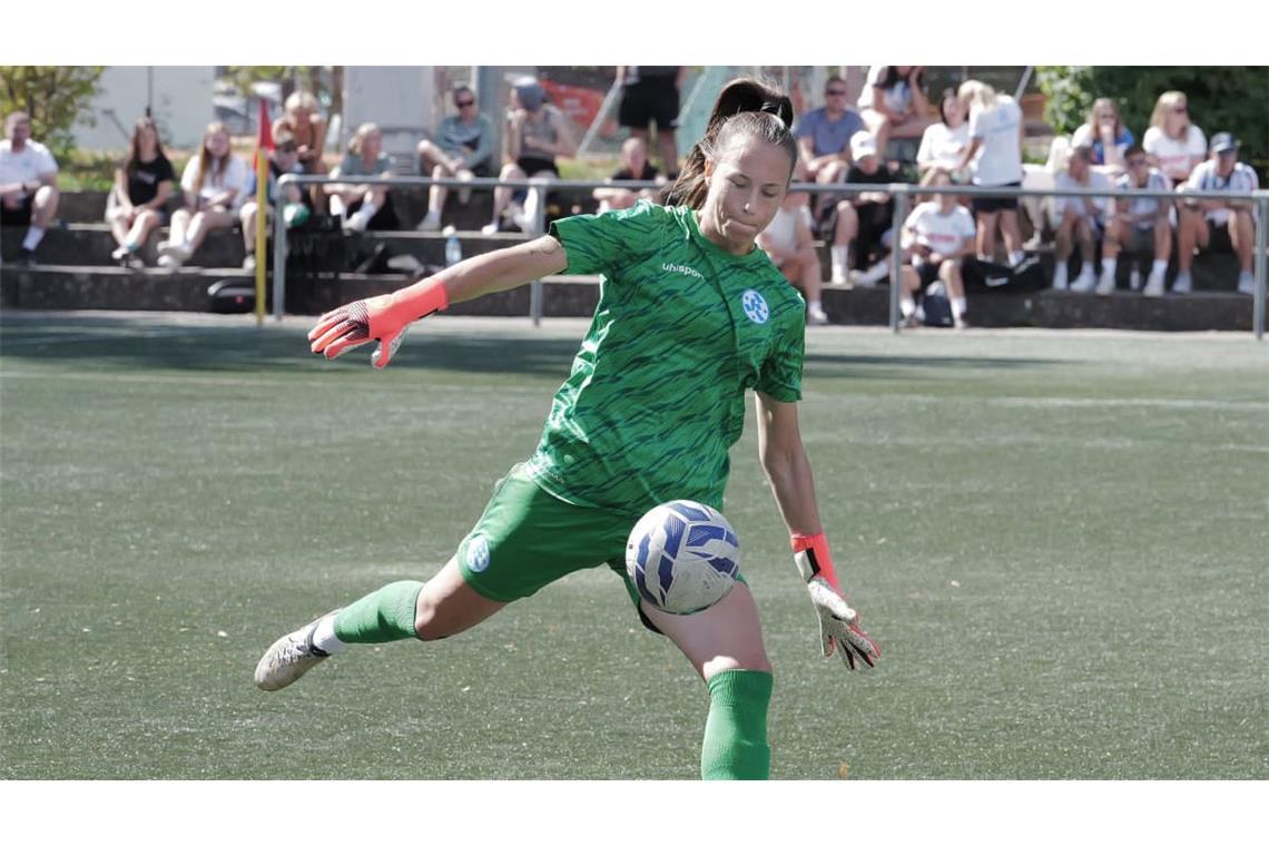 Torhüter Nadine Steiner feiert mit dem SV Stuttgarter Kickers den ersten Saisonsieg.