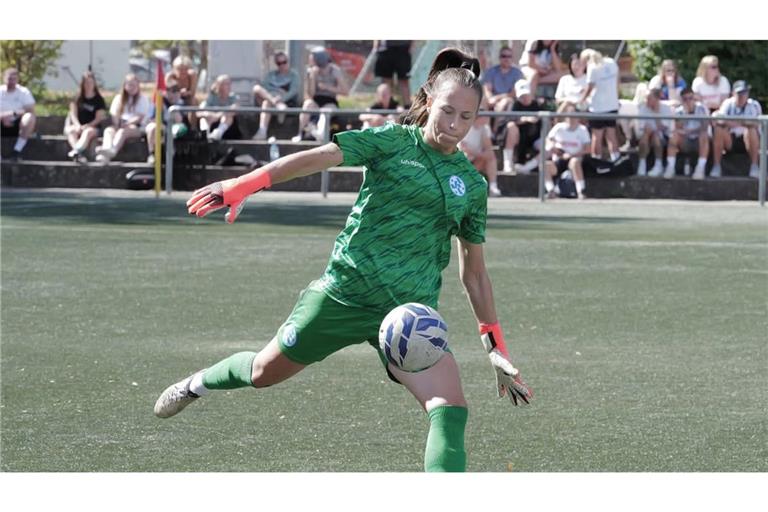 Torhüter Nadine Steiner feiert mit dem SV Stuttgarter Kickers den ersten Saisonsieg.