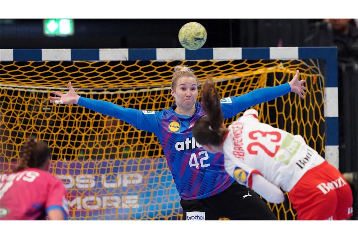Handballerin Bölk glückt Rückkehr: "Sehr zufrieden" Torhüterin Katharina Filter gehörte gegen Dänemark zu den Aktivposten im deutschen Team.