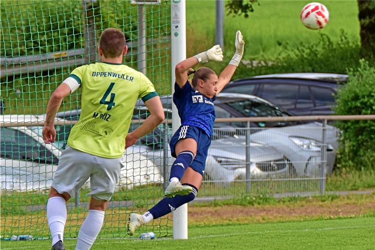 Torhüterin Michelle Lastavec zeigt sich als starker Rückhalt der Bezirksliga-Fußballer aus Oppenweiler. Den Gästen aus Breuningsweiler gelingt es jedenfalls nur einmal, die 21-Jährige, die sonst bei den Verbandsliga-Frauen im Einsatz ist, zu überwinden. Foto: Tobias Sellmaier