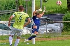 Torhüterin Michelle Lastavec zeigt sich als starker Rückhalt der Bezirksliga-Fußballer aus Oppenweiler. Den Gästen aus Breuningsweiler gelingt es jedenfalls nur einmal, die 21-Jährige, die sonst bei den Verbandsliga-Frauen im Einsatz ist, zu überwinden. Foto: Tobias Sellmaier