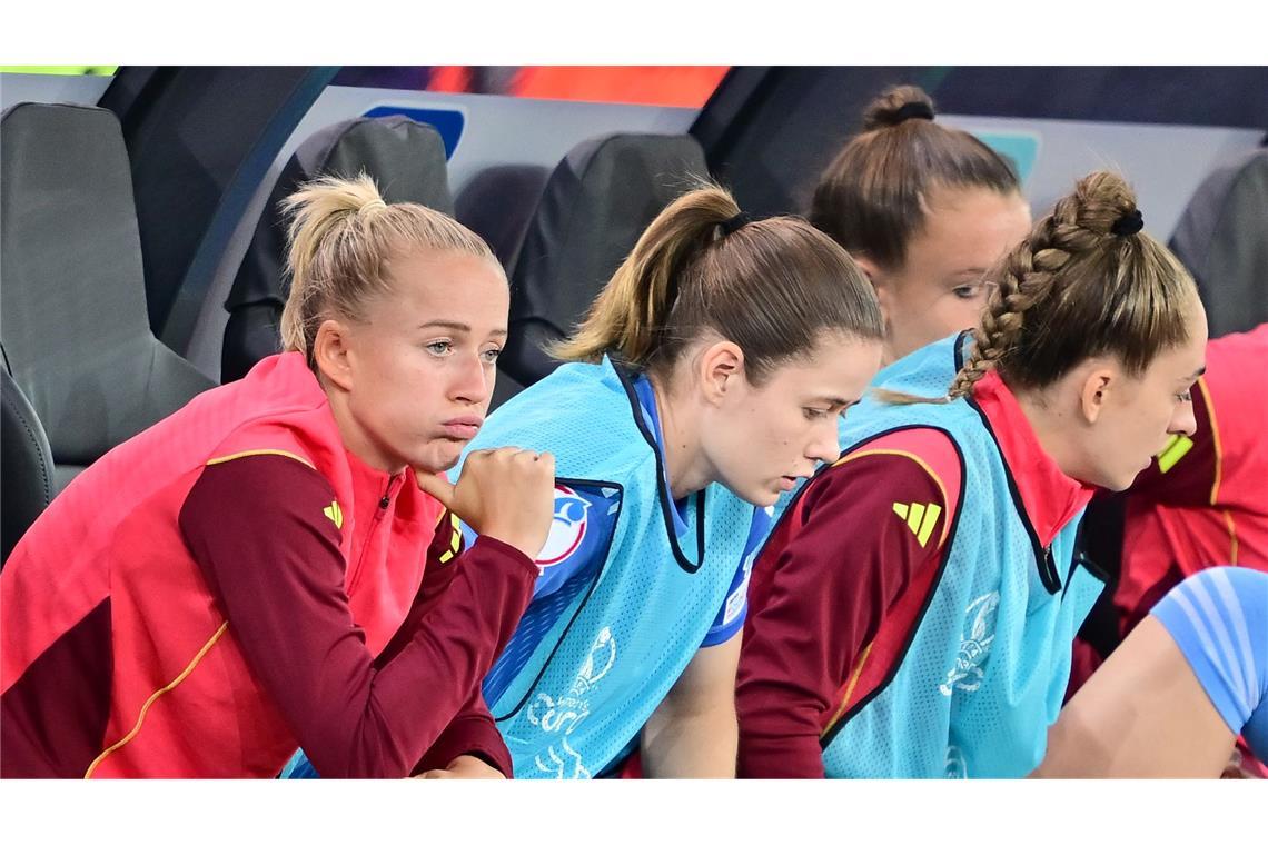 Nicht nur hinten: Die Baustellen der DFB-Fußballerinnen Torjägerin Lea Schüller (l.): Läuft nicht so für das deutsche EM-Team.
