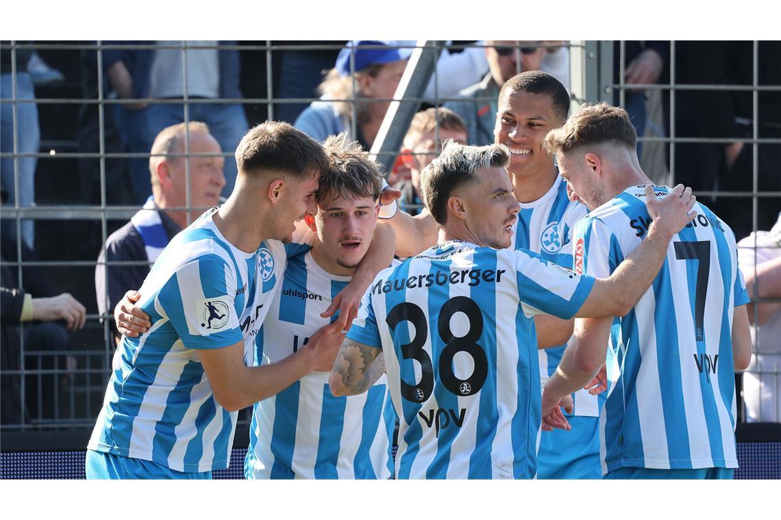 Schembris Doppelschlag bringt Kickers auf Siegerstraße Torjubel bei den Kickers