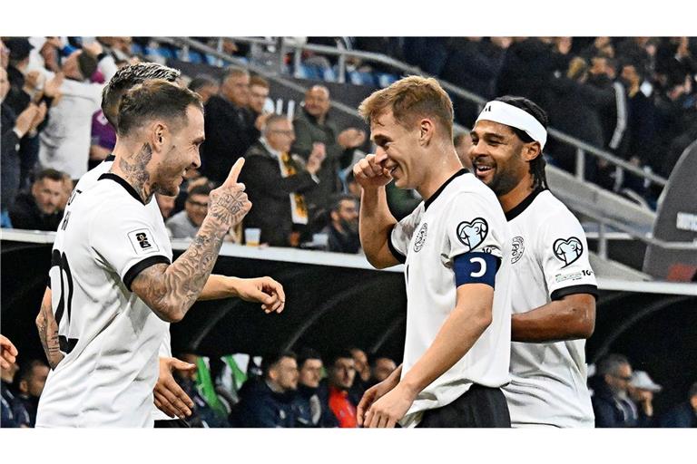 Torjubel nach dem 1:0 - Torschütze David Raum, Joshua Kimmich und Serge Gnabry feiern. (v.l.n.r.).