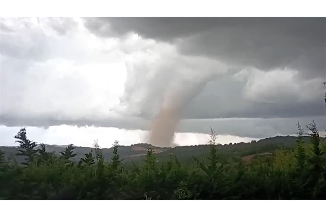 Tornado in der Umgebung der Ortschaft Pomas in Südfrankreich.