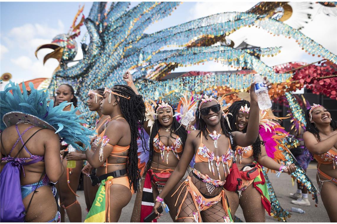 Warum ist der 11.11. Karnevalsbeginn? Toronto – Teilnehmer tanzen am 30. Juli 2022 vor dem Start der großen Parade des karibischen Karnevals: Jeden Juli oder Anfang August findet der Caribbean Carnival in und um die kanadische Metropole statt und feiert die lebendige und energische Essenz der karibischen Kultur.