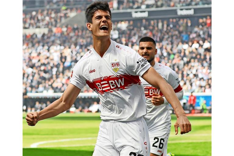 Torschütze Chema jubelt, im Hintergrund Deniz Undav