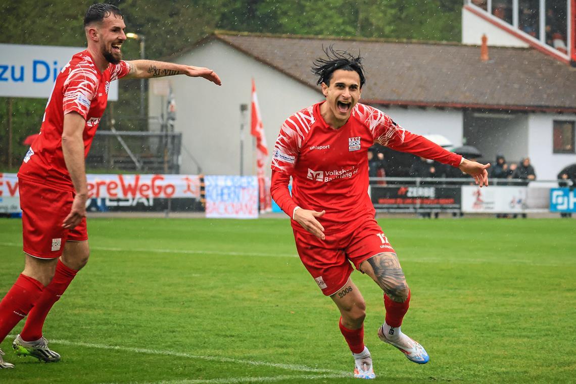 TSG Backnang erreicht mit 4:1-Sieg die 40-Punkte-Marke Torschütze Flavio Santoro (rechts) und Gentian Lekaj bejubeln das 1:0, mit dem die TSG früh auf einen Sieg zusteuert. Foto: Alexander Becher