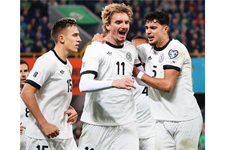 Torschütze Nick Woltemade (Mitte) lässt sich von Nico Schlotterbeck (li.) und Aleksandar Pavlovic feiern.