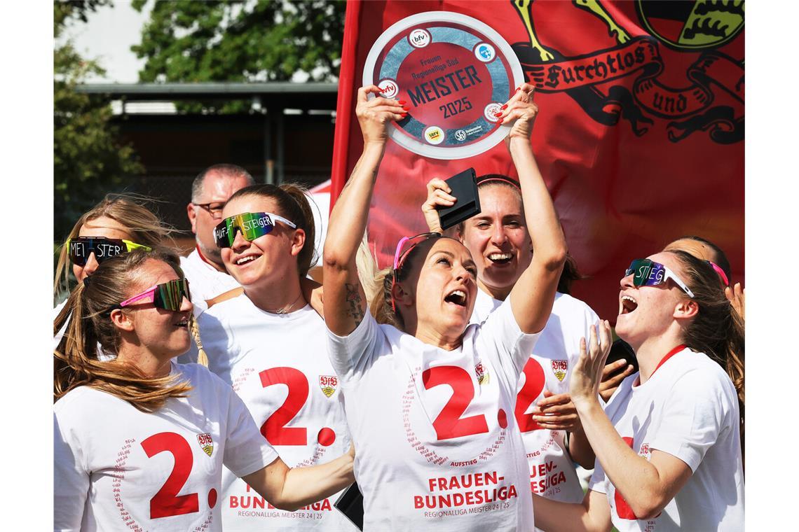 Zweite Liga soll nur Zwischenstation sein Torschützenkönigin mit Meisterschale: Mandy Islacker feiert einen krönenden Abschluss ihres VfB-Engagements.