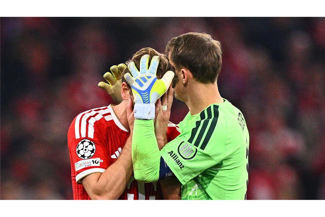 Torwart Manuel Neuer tröstet Harry Kane nach der Niederlage.