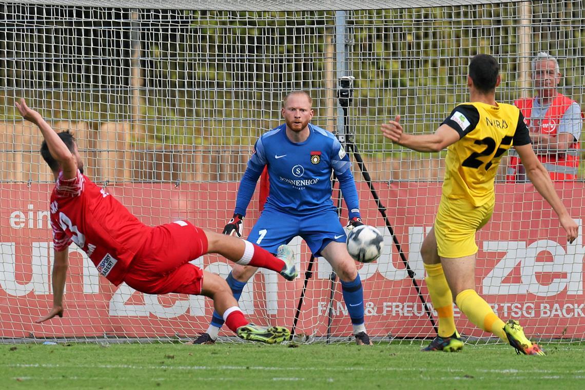 SG Sonnenhof Großaspach: Sehr viel Zufriedenheit und ein kleines Aber Torwart Maximilian Reule stand zuletzt oft im Blickpunkt. Dabei zeigte er, dass er weiterhin ein klasse Rückhalt ist. Foto: Alexander Becher