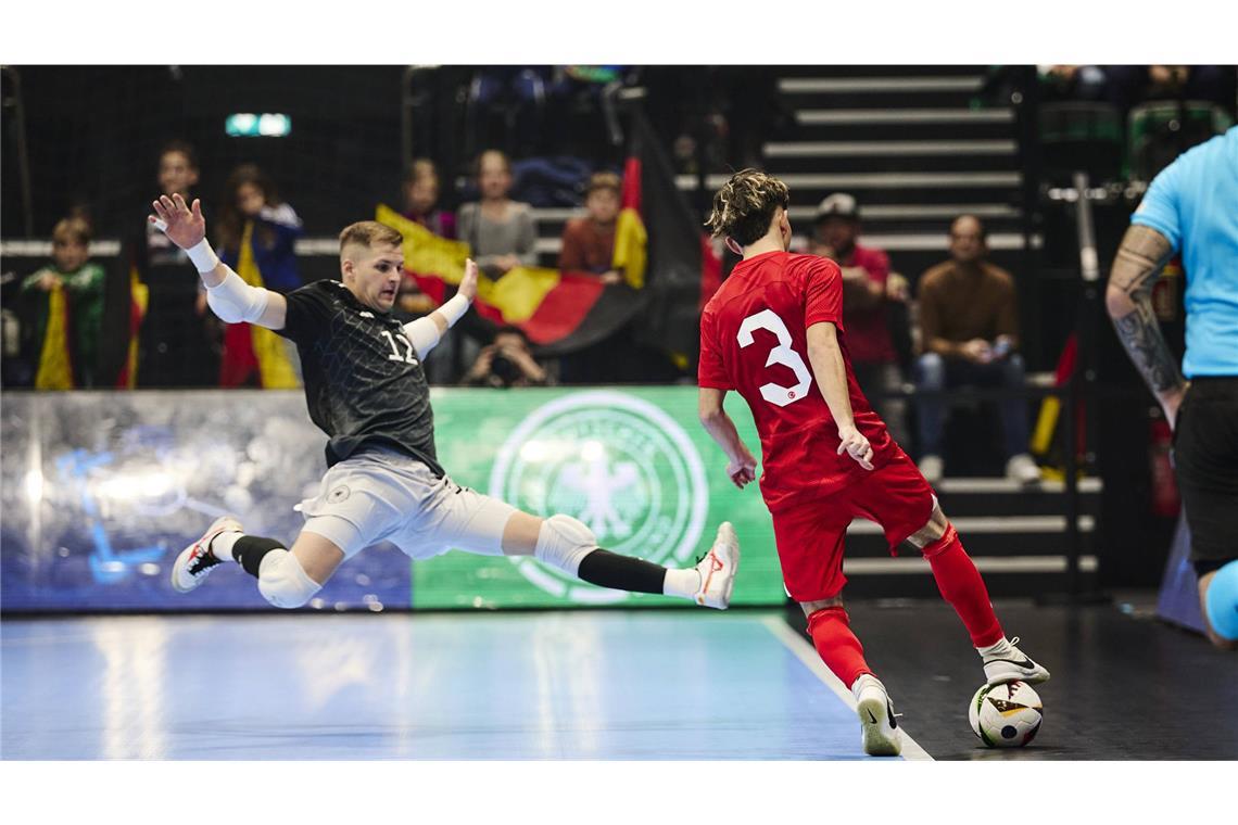 Krasser Außenseiter will Chance nutzen Torwart Philipp Pless (li.) vom TSV Weilimdorf im Anflug – er gehört zum Kader der deutschen Futsal-Nationalmannschaft, muss aber für das Spiel in Göppingen passen.