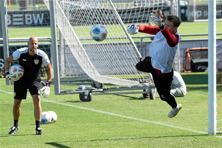 Torwarttrainer Steffen Krebs hat einen Ball abgefeuert, dem Stuttgarts Stammkeeper Alexander Nübel hinterherhechtet. Foto: Imago