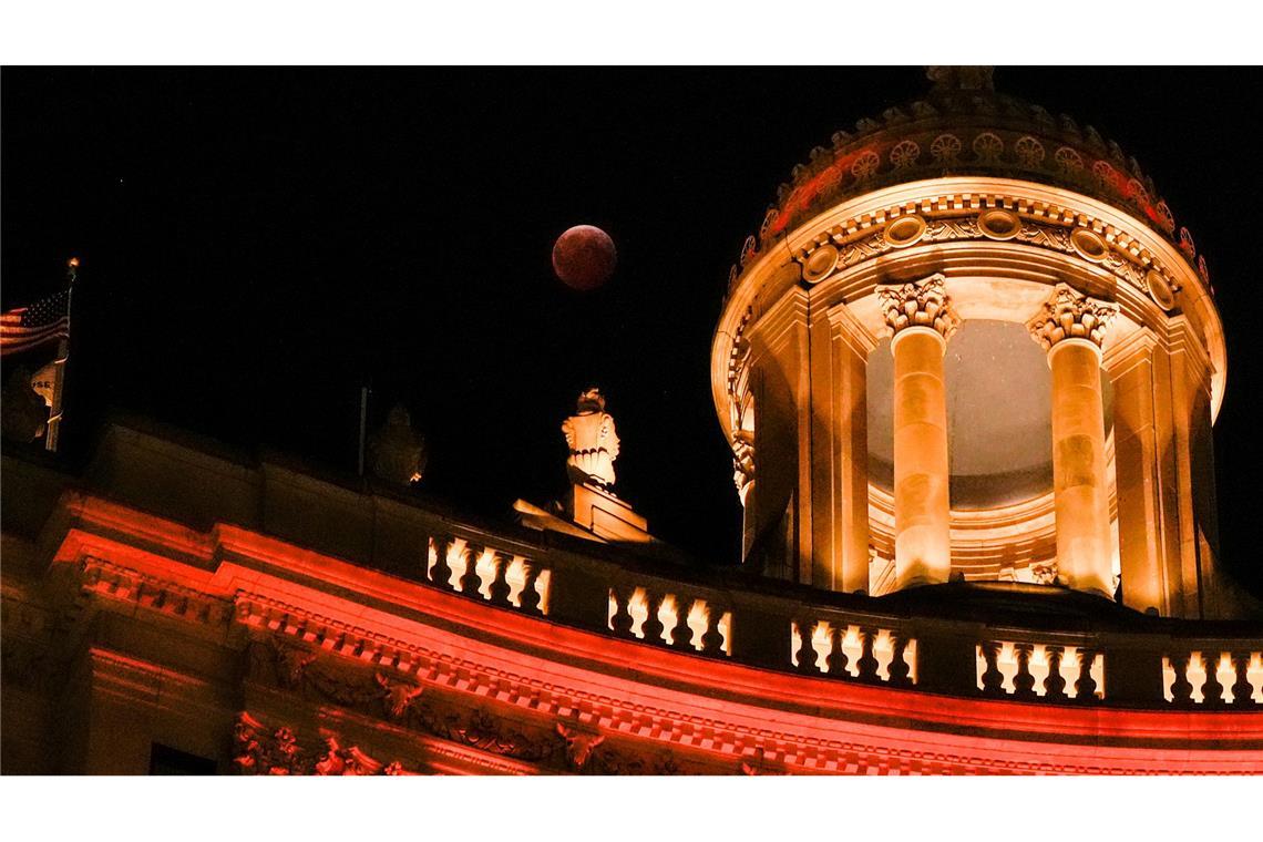 Bilder des Tages Totale Mondfinsternis über dem London House Hotel in Chicago.