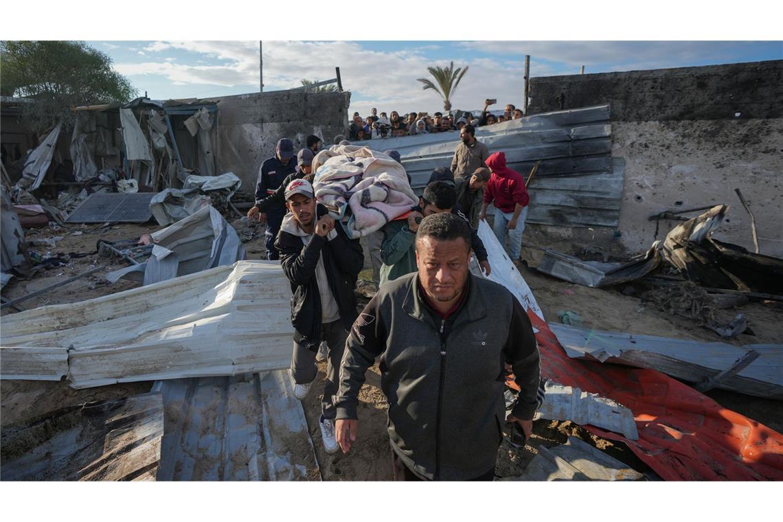 Bilder des Tages Tote nach israelischem Luftangriff auf Lager bei Chan Junis