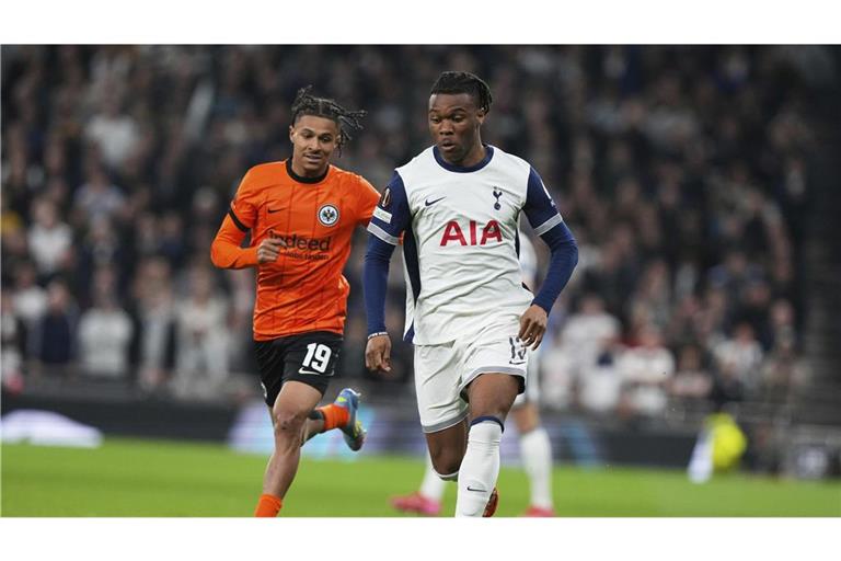 Tottenhams Destiny Udogie (rechts) wurde von einem Spielerberater mit einer Waffe bedroht.